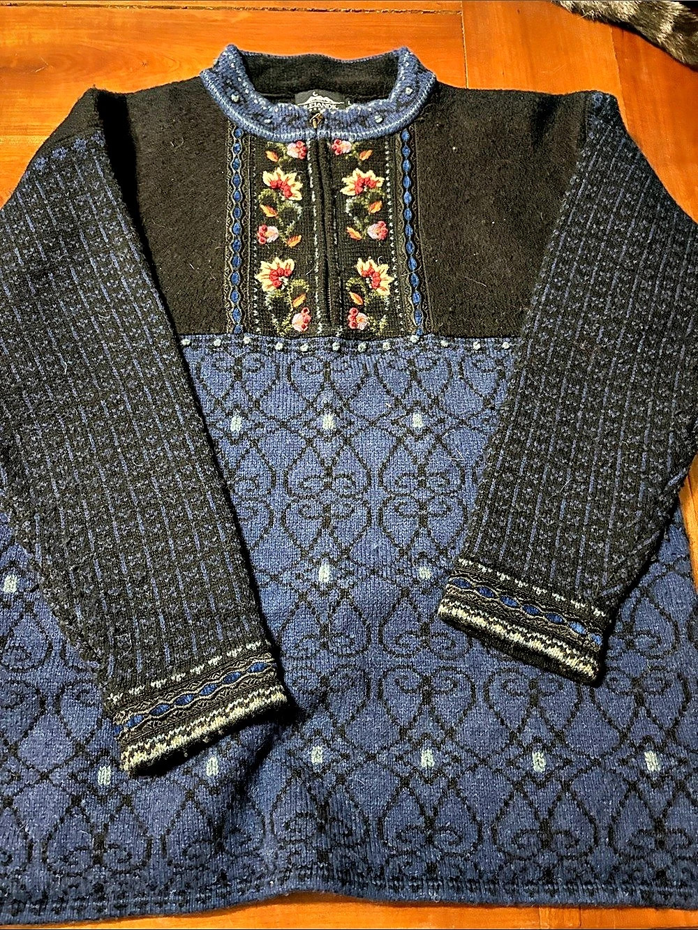 Icelandic Design Geometric Wool Sweater in Blue & Black Large Like New